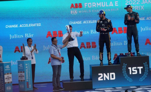 Presiden Jokowi Serahkan Piala ke Pemenang Formula E Jakarta Mitch Evans